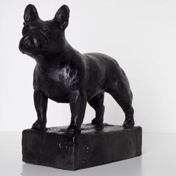 Vacker handgjord figur av fransk bulldog i svart